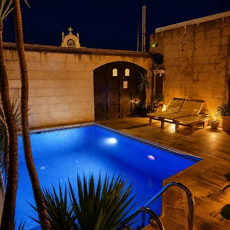 Ir Razzett Ta Elias Traditional 4 Bedroom Gozitan With Private Pool, En-suite Bathrooms Bbq In Għarb