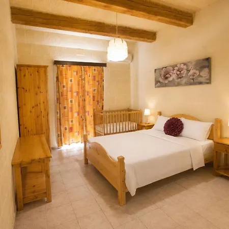 Ir Razzett Ta Elias Traditional 4 Bedroom Gozitan With Private Pool, En-suite Bathrooms Bbq In