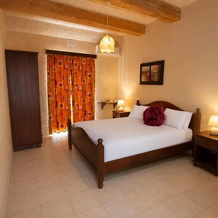 Ir Razzett Ta Elias Traditional 4 Bedroom Gozitan With Private Pool, En-suite Bathrooms Bbq In