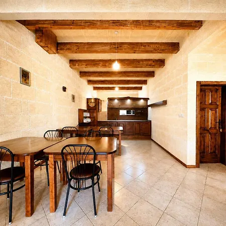 Ir Razzett Ta Elias Traditional 4 Bedroom Gozitan With Private Pool, En-suite Bathrooms Bbq In