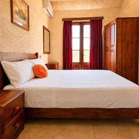Ir Razzett Ta Elias Traditional 4 Bedroom Gozitan With Private Pool, En-suite Bathrooms Bbq In Għarb