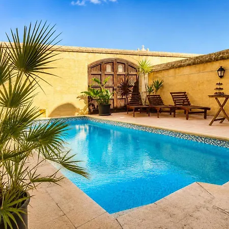 Ir Razzett Ta Elias Traditional 4 Bedroom Gozitan With Private Pool, En-suite Bathrooms Bbq In Għarb