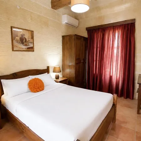 Ir Razzett Ta Elias Traditional 4 Bedroom Gozitan With Private Pool, En-suite Bathrooms Bbq In Għarb