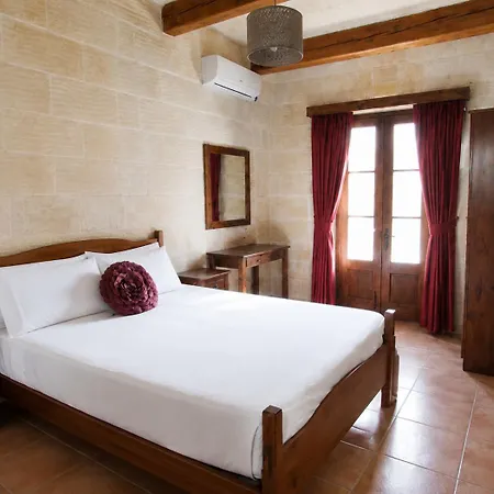 Ir Razzett Ta Elias Traditional 4 Bedroom Gozitan With Private Pool, En-suite Bathrooms Bbq In Villa Għarb