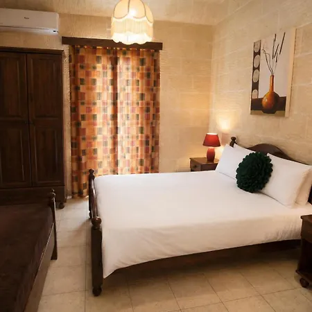 Ir Razzett Ta Elias Traditional 4 Bedroom Gozitan With Private Pool, En-suite Bathrooms Bbq In Għarb