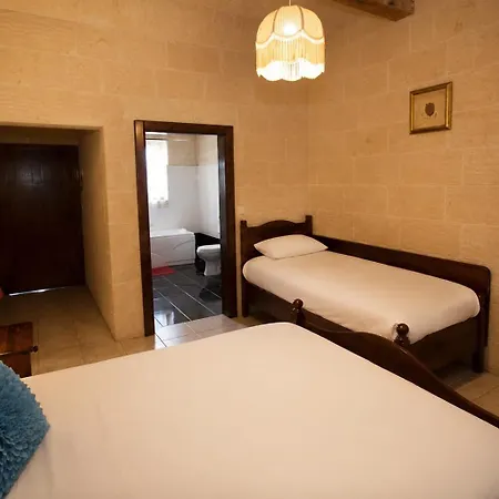 Villa Ir Razzett Ta Elias Traditional 4 Bedroom Gozitan With Private Pool, En-suite Bathrooms Bbq In Għarb